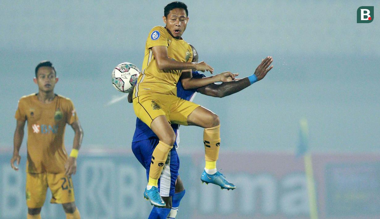 Memasuki paruh kedua, kedua tim sama-sama tampil terbuka dan lebih menekan. Evan Dimas yang menjadi motor serangan lini tengah Bhayangkara FC terus menekan pertahanan Persiraja. (Foto: Bola.com/M iqbal Ichsan)