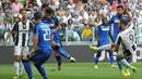 Striker Juventus, Gonzalo Higuain, saat mencetak gol kedua ke gawang Sassuolo dalam lanjutan Serie A di Juventus Stadium, Turin, Sabtu (10/9/2016). (Reuters/Giorgio Perottino)