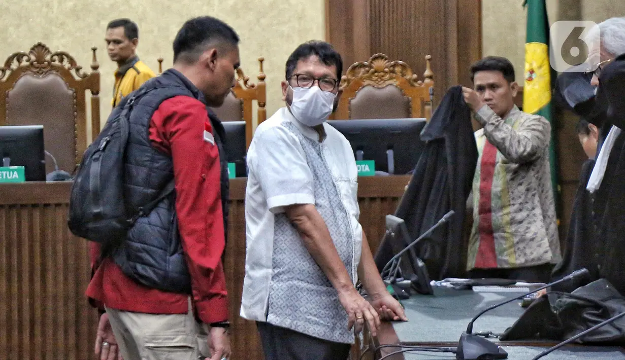 Terdakwa kasus dugaan suap penanganan perkara terpidana pembunuhan Gregorius Ronald Tannur tahun 2024 dan gratifikasi tahun 2012-2022, Zarof Ricar (tengah) usai mengikuti sidang pembacaan vonis di Pengadilan Tindak Pidana Korupsi (Tipikor), Jakarta, Rabu (18/6/2025). (Liputan6.com/Angga Yuniar)