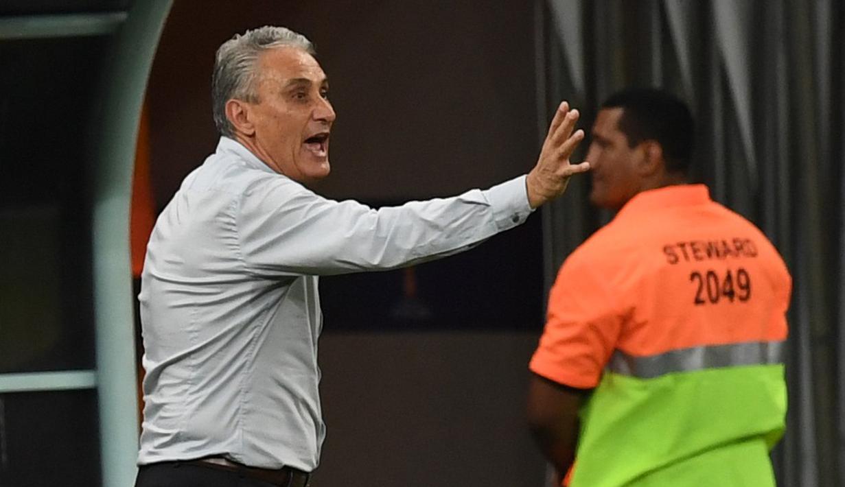 Pelatih Brasil, Tite memberikan instruksi kepada anak asuhnya saat melawan Kolombia pada kualifikasi Piala Dunia 2018 zona Conmebol di Manaus, Brasil, (7/92016) WIB. (AFP/Christophe Simon)