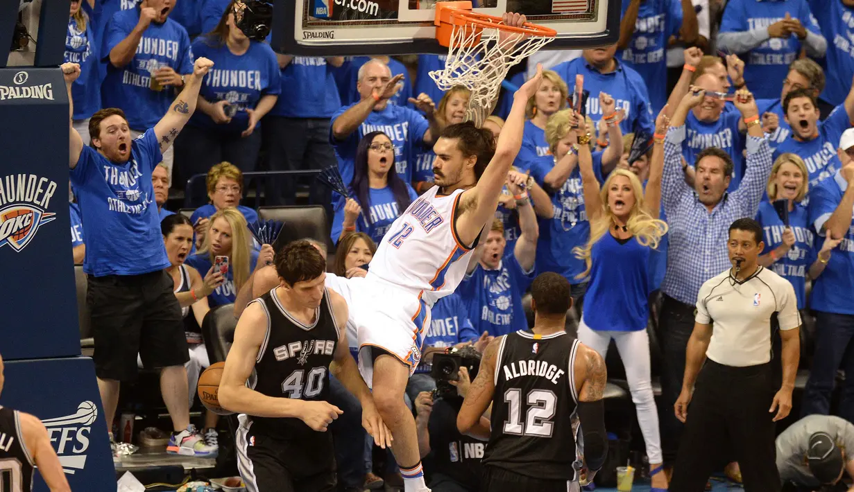 Pebasket OKC Thunder, Steven Adams melakukan dunks saat dihadang pebasket Spurs, Boban Marjanovic (40) pada NBA Playoffs game ke-6 semifinal wilayah barat di Chesapeake Energy Arena,Oklahoma City, (12/5/2016). (Mark D. Smith-USA TODAY Sports)