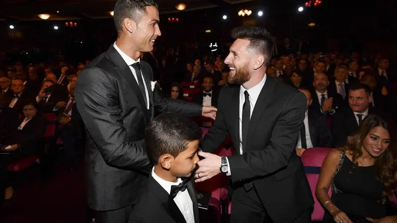 Rival Lebih Dari Sedekade, Ini Momen Keakraban Cristiano Ronaldo dan Lionel Messi