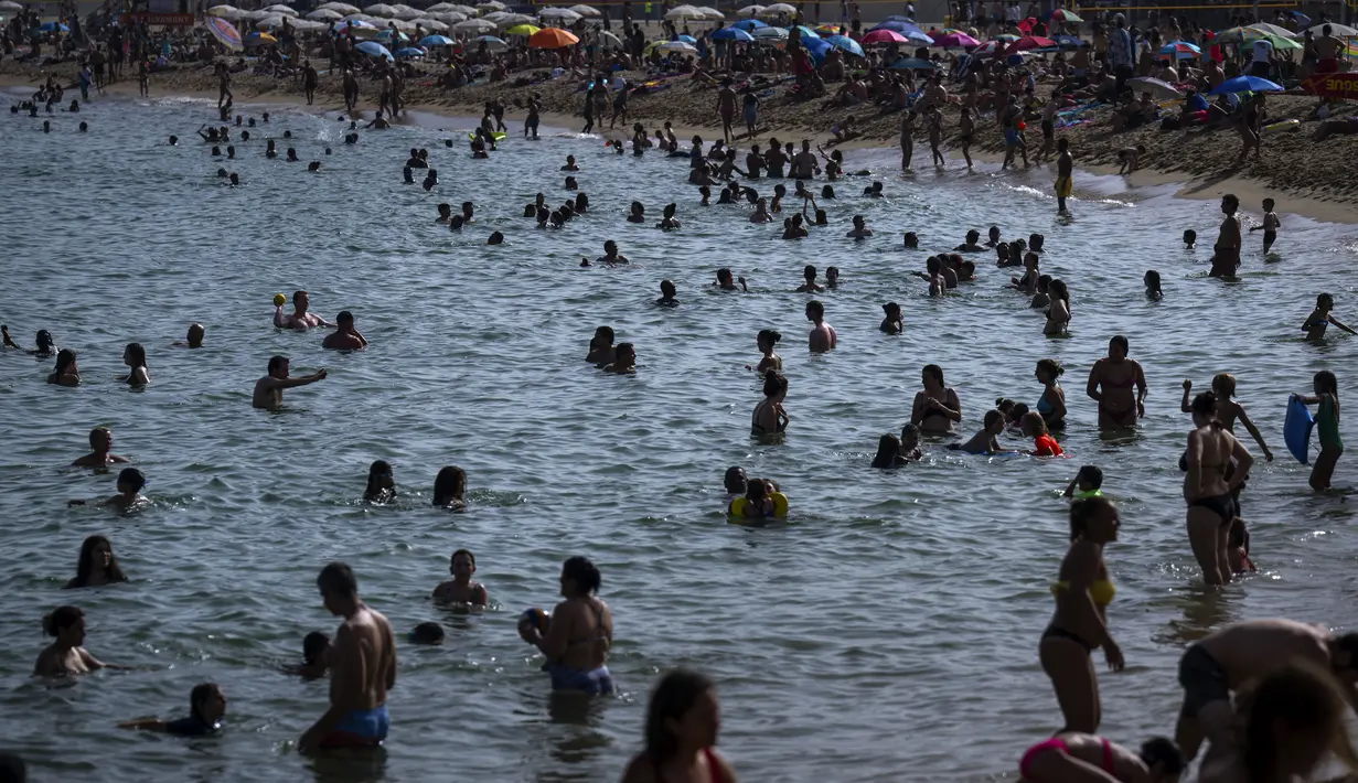 Lebih dari 10 wilayah Spanyol dalam siaga merah untuk hari kedua gelombang panas terbaru, dengan suhu mencapai 40 derajat Celcius. (AP Photo/Emilio Morenatti)