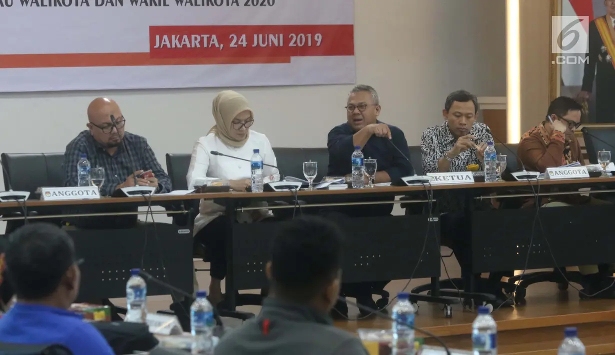 Ketua KPU, Arief Budiman (tengah) bersama para komisioner saat Uji Publik Rancangan Peraturan KPU tentang Tahapan, Program dan Jadwal Penyelenggaraan Pemilihan Gubernur/Wakil Gubernur, Bupati/Wakil Bupati dan Walikota/Wakil Walikota tahun 2020, Jakarta, (24/6/2019). (Liputan6.com/Helmi Fithriansyah)