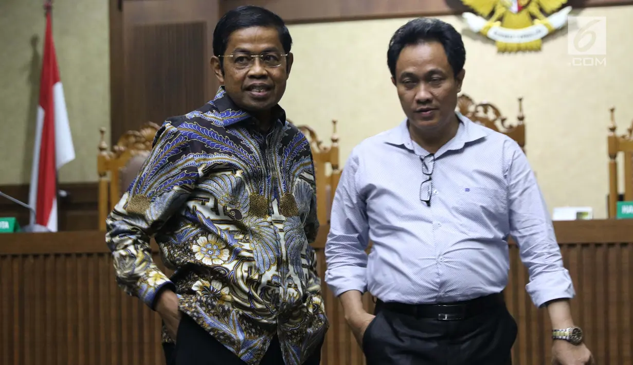 Terdakwa dugaan penerimaan suap terkait kerja sama pembangunan PLTU Riau-1, Idrus Marham (kiri) saat jeda sidang lanjutan di Pengadilan Tipikor, Jakarta, Selasa (29/1). Sidang mendengar kesaksian Eni Maulani Saragih. (Liputan6com/Helmi Fithriansyah)