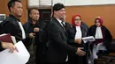 "Jadi itu modal saya, hampir semua habib, 99 persen habib di Indonesia mendoakan saya," kata Ahmad Dhani di depan ruang sidang. (Deki Prayoga/Bintang.com)