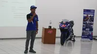 Nomor 55 yang tersemat di motor Galang Hendra Pratama ternyata serupa dengan yang dimiliki oleh Bos Yamaha Indonesia, Minoru Morimoto, ketika masih aktif jadi pebalap. (Bola.com/Zulfirdaus Harahap)