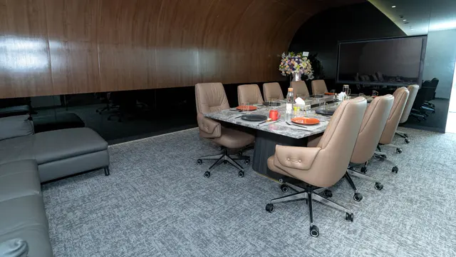 CEO of BMoney Angganata Sebastian memperkenalkan BMoney Privilege Lounge, Selasa (22/10/2024). (Dok BMoney)