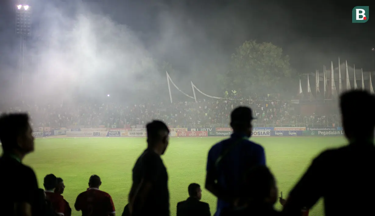 <p>Laga leg kedua final Pegadaian Liga 2 2023/2024 antara Semen Padang menghadapi PSBS Biak dihentikan untuk keunggulan PSBS Biak 3-0 atas Semen Padang akibat ulah suporter yang menyalakan flare dan memasuki lapangan di Stadion GOR Haji Agus Salim, Padang, Sabtu (9/3/2024). (Bola.com/Bagaskara Lazuardi)</p>