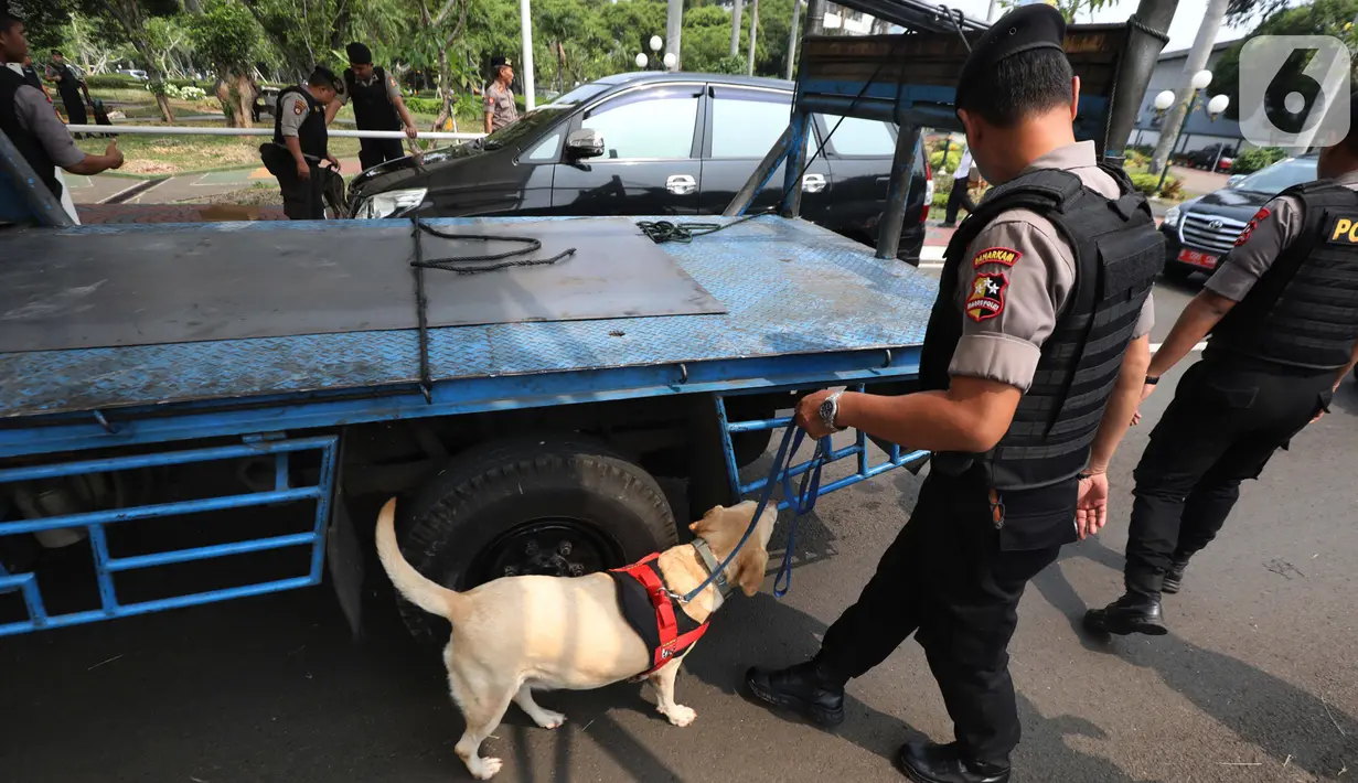 Unit K9 melakukan pemeriksaan kendaraan di kompleks Parlemen, Jakarta, Kamis (17/10/2019). Pengamanan Kompleks Parlemen makin diperketat jelang pelantikan Presiden dan Wakil Presiden terpilih Joko Widodo-Ma'ruf Amin pada 20 Oktober 2019. (Liputan6.com/JohanTallo)
