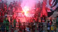 Suporter Persewangi Banyuwangi (Bola.com/Robby Firly)