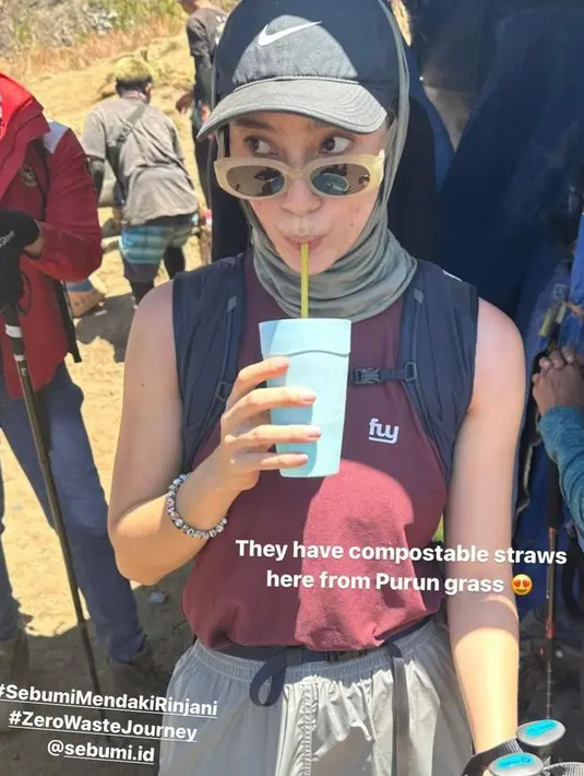 Momen lain memperlihatkan Tatjana tampil dengan sleeveless top dan shorts. Untuk proteksi maksimal dari paparan sinar matahari, ia menambahkan  penutup kepala dan topi. [@tatjanasaphira]