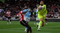 Kiper Manchester City asal Italia #25, Gianluigi Donnarumma, meninju bola dalam pertandingan&nbsp;Premier League antara Brentford dan Manchester City di Stadion Komunitas Gtech, London, pada 5 Oktober 2025. (Adrian Dennis/AFP)