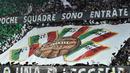 Para suporter membentangkan spanduk raksasa yang bertuliskan tahun-tahun Juventus meraih scudetto. (AFP/Giuseppe Cacace)