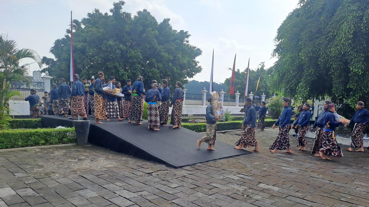 Meriah! HUT ke-80 Sri Sultan HB X, Lurah & Perangkat Desa se-DIY Jalan Kaki Beri Kado Aneka Hasil Bumi