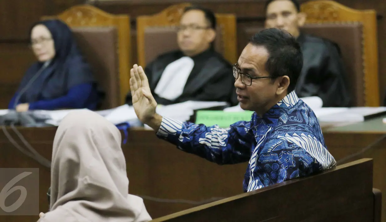 Tubagus Chaeril Wardana atau Wawan memberikan keterangan saat menjadi saksi dalam sidang lanjutan kasus korupsi pengadaan alat kesehatan Rumah Sakit di Pengadilan Tipikor, Jakarta, Rabu (12/4). (Liputan6.com/Helmi Afandi)