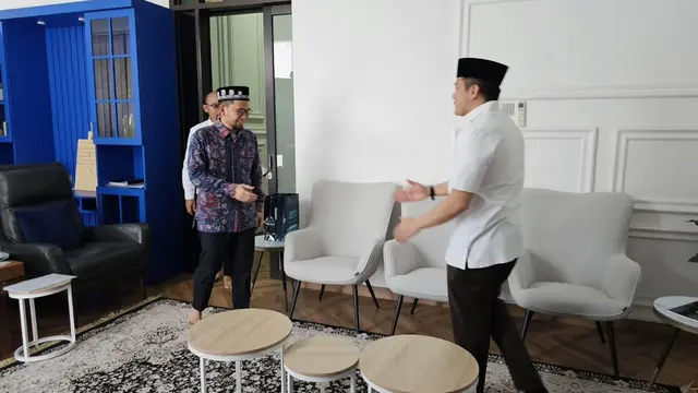 Sekretaris Kabinet (Seskab) Teddy Indra Wijaya dan Ustaz Adi Hidayat.