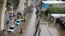 Banjir menyebabkan arus lalu lintas tersendat. (Liputan6.com/Angga Yuniar)