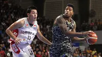 Jamarr Johnson memasukkan bola ke ring (dok IBL)