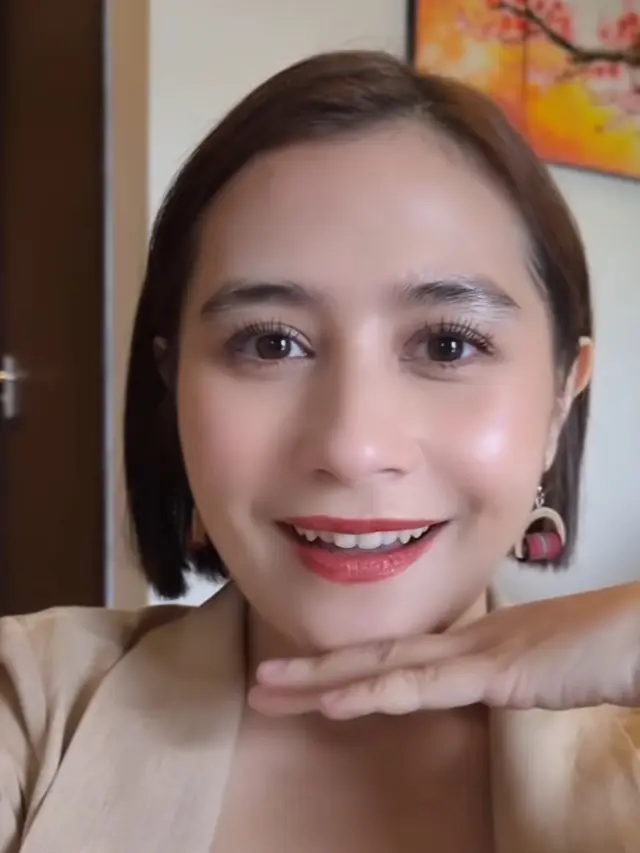 Gaya rambut Prilly Latuconsina di Pernikahan Fansnya di Jogja. [@prillylatuconsina96]