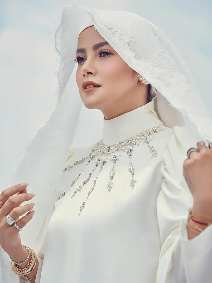 Olla Ramlan Tampil Clean Glamor di Momen Idul Adha, Terlihat Menyejukkan Padukan Hijab dengan Busana All White dan Gelang Emas