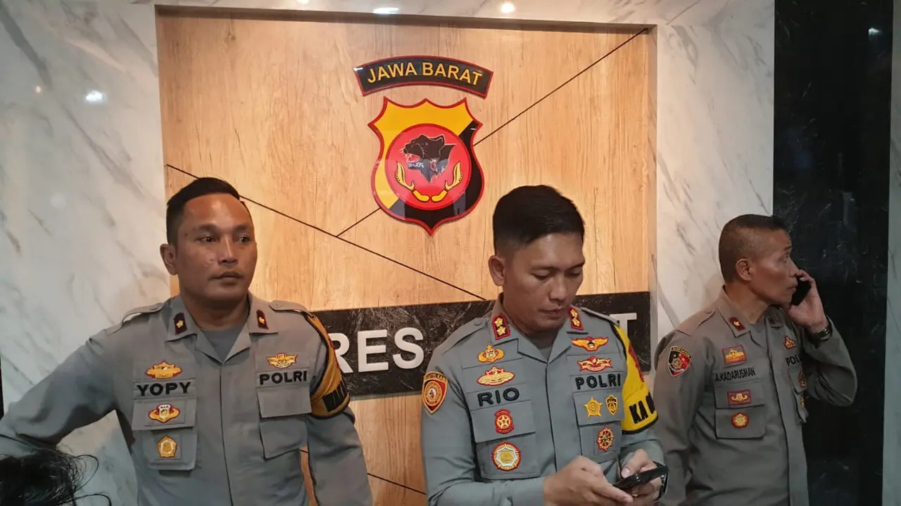 Kapolres Garut AKBP Rio Wahyu Anggoro, memberikan penjelasan kepada awak media penyelidikan kasus dugaan keracunan es krim, selepas rilis kasus di kantornya, Rabu (15/2/2023). (Liputan6.com/Jayadi Supriadin)