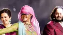 Rihanna tampak menawan dalam balutan sheer dress berwarna hijau limau yang dipadukan dengan jubah merah muda cerah di samping topi. Dia mengenakan perhiasan India yang terdiri dari banyak kalung dan anting-anting. [@nounouche.online/@rihannadaily]