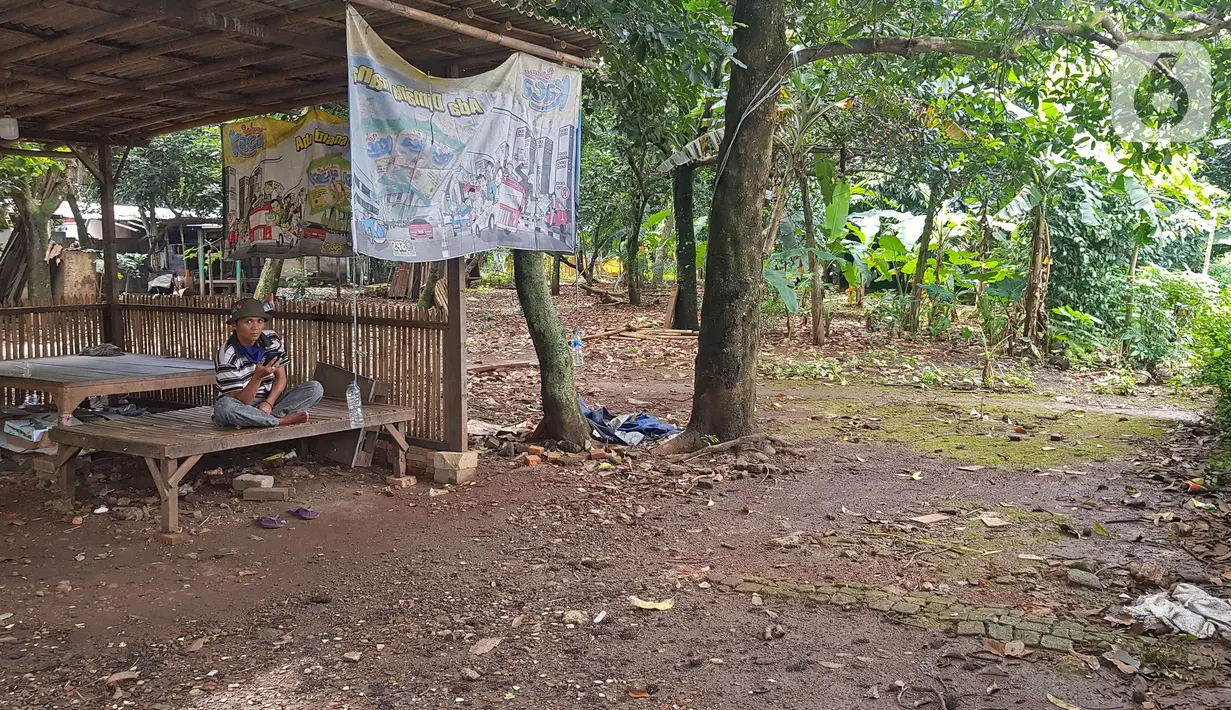 Warga berada di lahan di RT 05/RW 05 Kelurahan Pondok Ranggon yang dikabarkan jadi lokasi pembangunan DP Rp 0, Jakarta Timur, Rabu (10/3/2021). KPK sedang menyelidiki Program Rumah DP 0 Rupiah di Munjul, Kelurahan Pondok Ranggon, Kecamatan Cipayung, Jakarta Timur. (Liputan6.com/Herman Zakharia)
