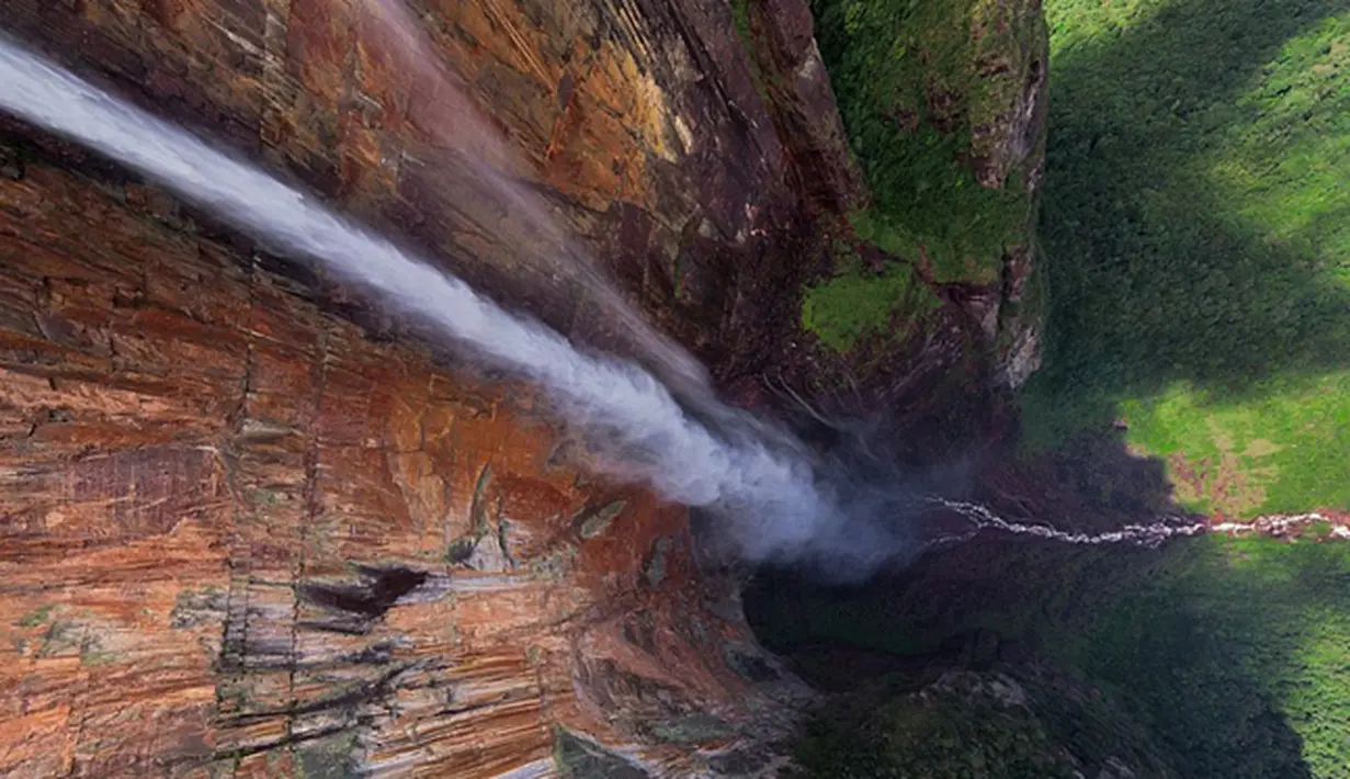 Sebuah Gambar yang menakjubkan dari atas yang telah diabadikan kamera drone dari air terjun Angel Falls di Venezuel. (Dailymail)