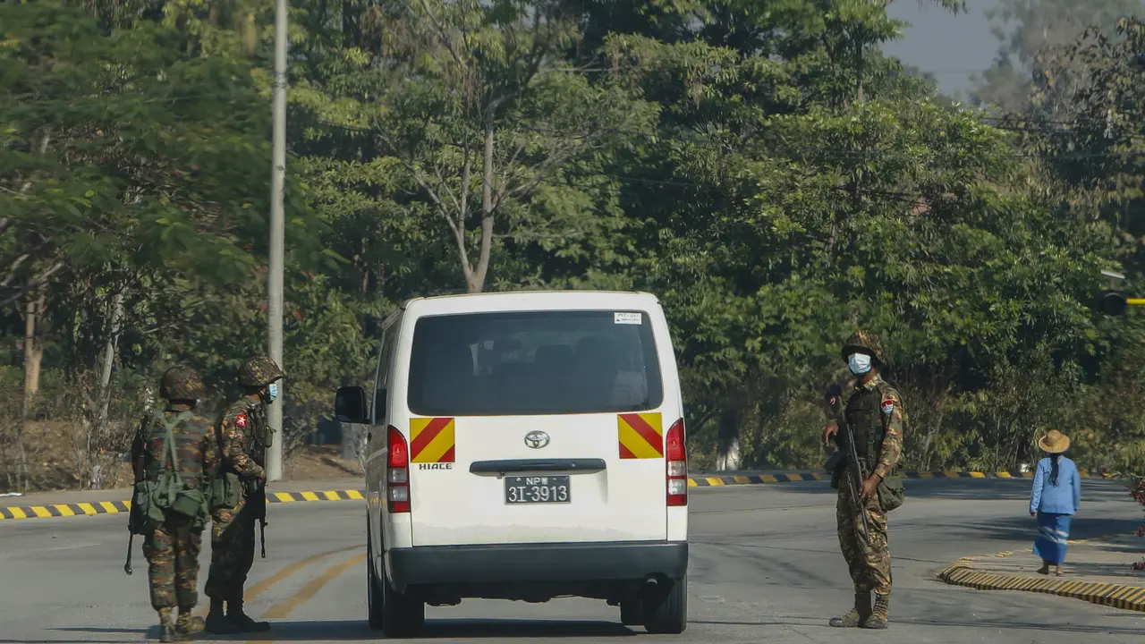 Militer Myanmar Kerahkan Kendaraan Lapis Baja Blokir Jalan Menuju Gedung Parlemen