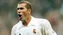 2. Zinedine Zidane – Sudah jadi rahasia umum jika pria asal Prancis ini menyukai Barcelona. Sebelum bergabung dengan Real Madrid iya pernah mengatakan bahwa Juventus adalah tim favoritnya di Italia dan Barcelona di La Liga. (AFP/Javier Soriano)