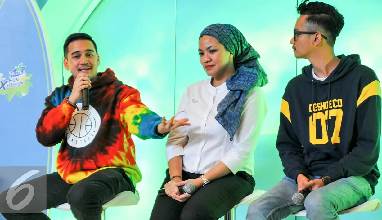 Mario Lawalata (kiri) saat menghadiri acara Nestea Fun X-Freshion Dubs Challenge di Mall Taman Anggrek, Jakarta, Kamis (28/4/2016). (Liputan6.com/Yoppy Renato)