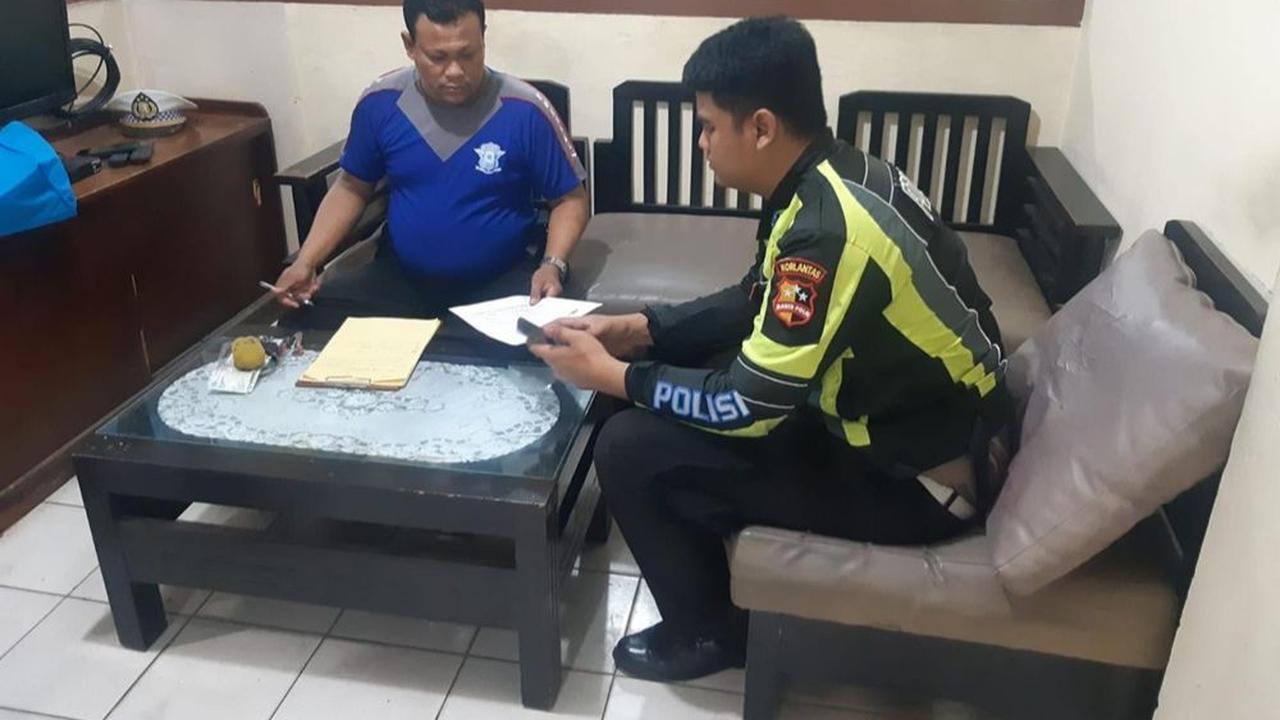 Polisi hingga kini masih menyelidiki kecelakaan beruntun tersebut, termasuk memburu pengemudi dump truk.<br>