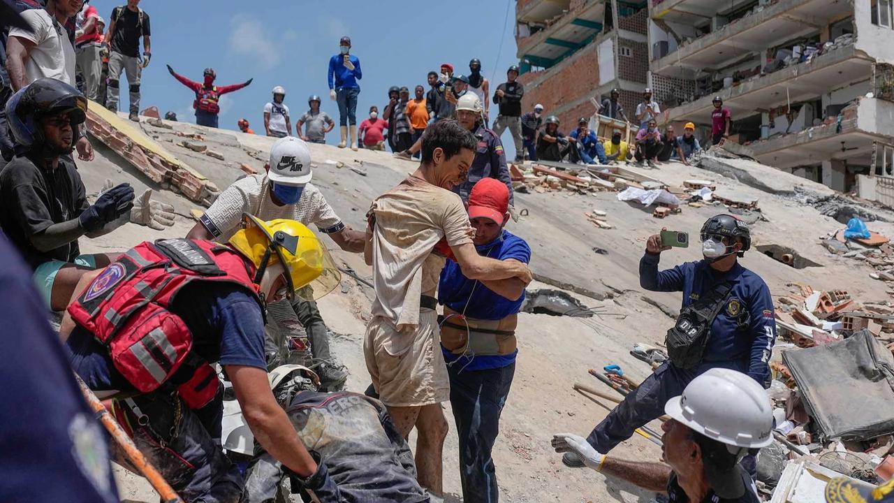 FOTO: Penyelamatan Dramatis Korban Selamat Setelah Dua Hari Tertimbun Gempa Venezuela