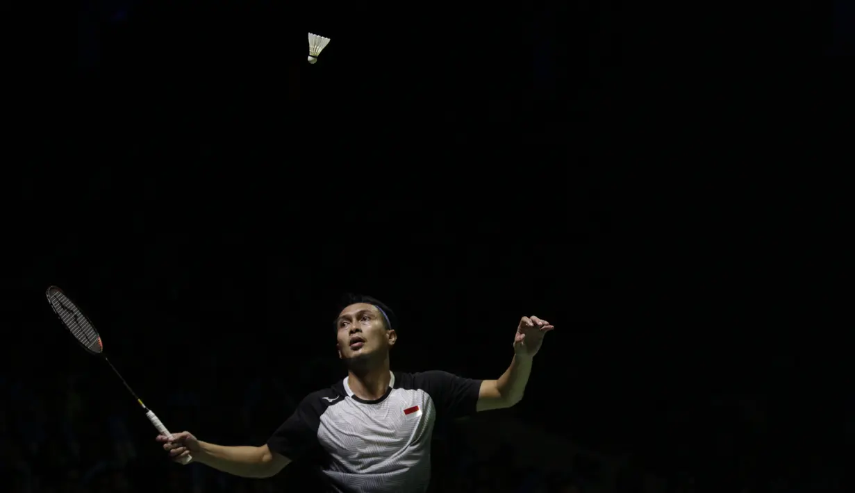 Ganda putra Indonesia, Hendra Setiawan / Mohammad Ahsan, saat melawan Takuro Hoki / Yugo Kobayashi, pada Indonesia Open 2019 di Istora Senayan, Sabtu (20/7). Hendra / Ahsan menang 17-21, 21-19 dan 21-17. (Bola.com/Vitalis Yogi Trisna)
