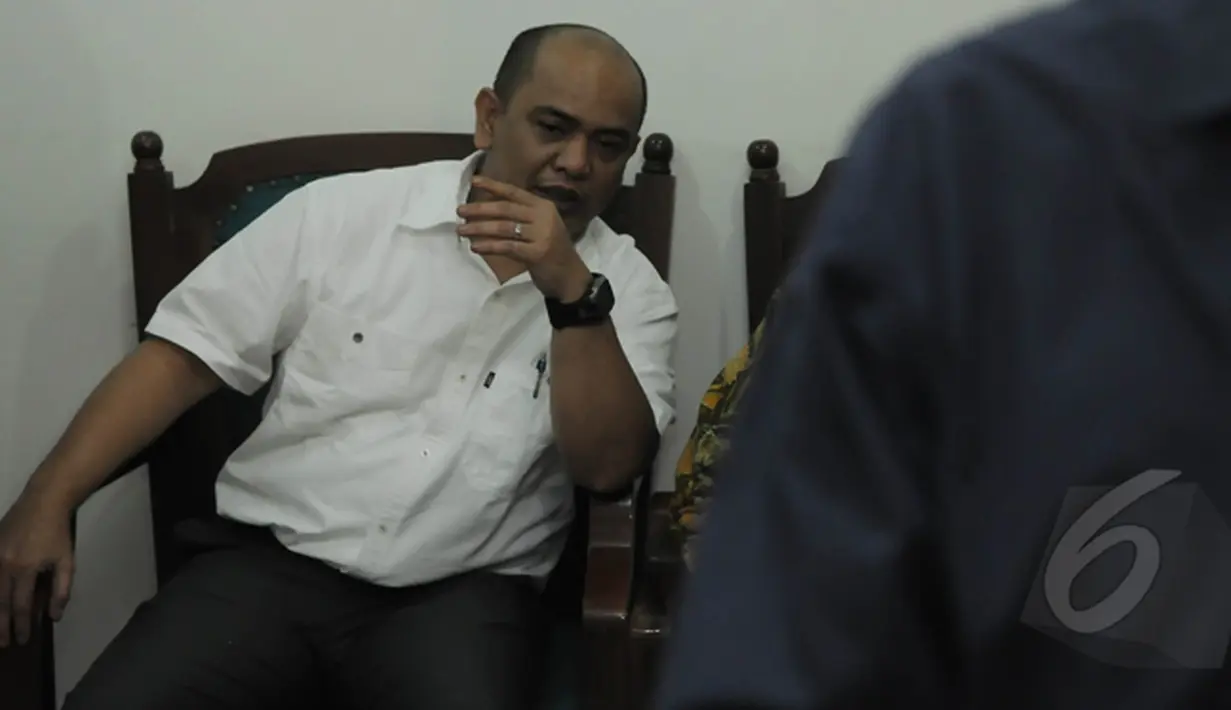 Gulat Manurung beristirahat sejenak usai menjalani sidang vonis di Pengadilan Tipikor, Jakarta, Senin (23/2/2015).Gulat divonis dengan pidana tiga tahun penjara (Liputan6.com/Herman Zakharia)