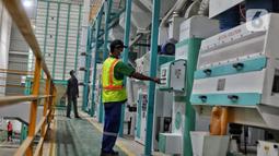 Pekerja melakukan pengolahan beras secara modern dengan mesin Modern Rice Milling Plant (MRMP) di Karawang, Jawa Barat, Rabu (21/9/2022). Infrastruktur MRMP ini bertujuan untuk membantu petani dan menyederhanakan alur proses pengolahan beras yang terpusat dalam fasilitas pengolahan gabah hasil panen berbasis teknologi modern. (Liputan6.com/Angga Yuniar)