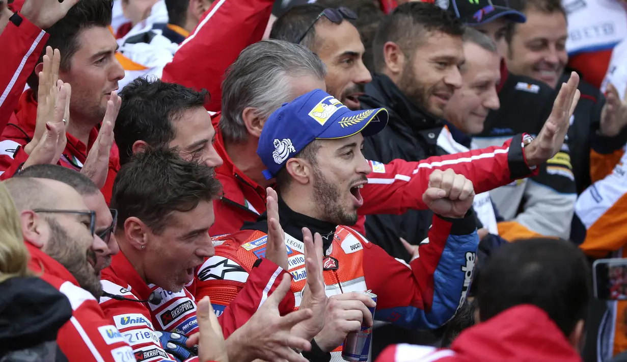 Pebalap Ducati, Andrea Dovizioso, melakukan selebrasi usai mejuarai balapan MotoGP Jepang di Sirkuit Motegi, Minggu (15/10/2017). Andrea Dovizoso menyelesaikan balapan dengan catatan waktu 47 menit 14,236 detik. (AP/Shizuo Kambayashi)
