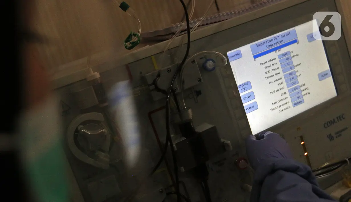 Petugas memeriksa alat medis saat penyintas COVID-19 mendonorkan plasma konvalesennya di PMI Bekasi, Jawa Barat, Kamis (11/2/2021). Pemerintah setempat membuka layanan donasi plasma konvalesen untuk membantu kesembuhan pasien yang masih terpapar COVID-19. (Liputan6.com/Herman Zakharia)