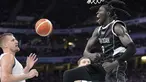 Pebasket Sudan Selatan Wenyen Gabriel (kanan) berselebrasi setelah melakukan dunk saat Nikola Jokic dari Serbia menonton selama pertandingan bola basket putra Olimpiade Paris 2024 di Villeneuve-d'Ascq, Sabtu, 3 Agustus 2024. (AP Photo/Michael Conroy)