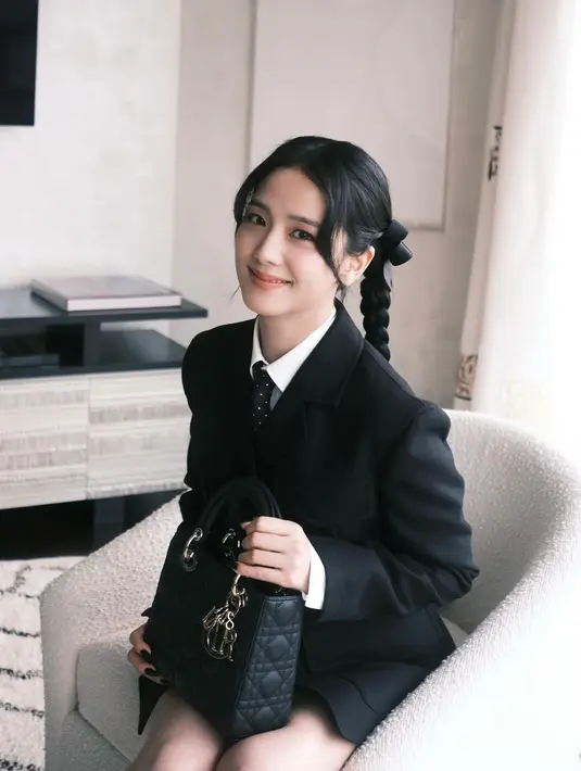 Dalam foto close up, Jisoo perlihatkan dirinya hanya pulas makeup tipis di wajah. Dengan sedikit blush peach dan tampilan bibir sehat yang natural [@sooyaaa__]