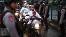 Anggota Brimob bersenjata lengkap berjaga di area Masjid Istiqlal, Jakarta, Rabu (6/7). Pengamanan ketat dilakukan untuk mengantisipasi dan membuat rasa aman jemaah dalam melaksanakan salat Idul Fitri 1437 H. (Liputan6.com/Faizal Fanani)