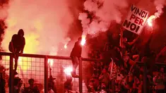 Suporter Timnas Indonesia memberikan dukungan kepada skuat Garuda dengan menyalakan suar saat laga uji coba internasional yang bertajuk FIFA Match Day antara Indonesia melawan Bangladesh di Stadion Si Jalak Harupat, Bandung, Rabu (01/06/2022). Pertandingan berakhir dengan skor kacamata. (Bola.com/M Iqbal Ichsan)
