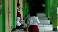 Demo ribuan guru honorer di depan gerbang Gedung DPR RI, juga menyebabkan Jalan Gatot Subroto sempat tertutup.