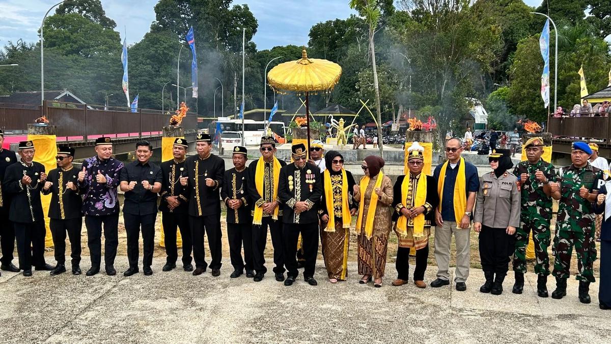 Wali Kota Bontang, Neni Moerniaeni saat membuka perhelatan budaya Erau Pelas Benua Guntung