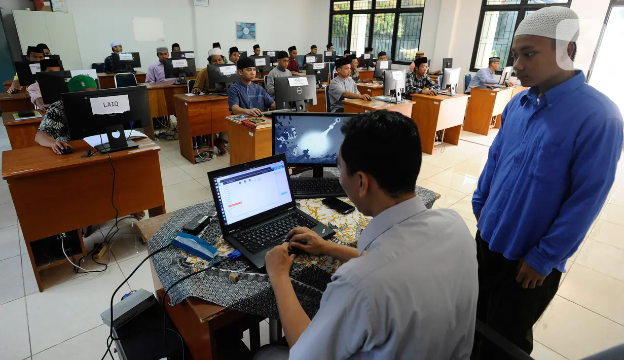 Guru menjelaskan kepada santri saat kegiatan belajar dalam kelas di Pesantren Teknologi Informasi dan Komunikasi (PeTIK) di Rangkapan Jaya, Pancoran Mas Depok, Jawa Barat, Senin (31/10/2022). Setiap tahunnya  50  santri dari seluruh Indonesia belajar secara gratis mengenai komputer, program dan jaringannya di  Pesantren Teknologi untuk dhuafa ini yang sumber pendanaannya berasal dari potongan gaji karyawan PLN dan dikelola Yayasan Baitul Maal (YBM) PLN. (merdeka.com/Arie Basuki)