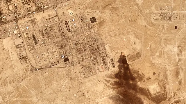Gambar satelit yang disediakan oleh Planet Labs PBC pada 27 Juli 2026 ini memperlihatkan asap membumbung dari fasilitas pengolahan minyak Saudi Aramco di Abqaiq, Arab Saudi, 2026. (Planet Labs PBC melalui AP, Arsip)