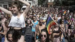 Ribuan orang ini adalah para pecinta sesama jenis dan trangender, Nantes, Perancis, Sabtu (14/06/2014) (AFP Photo/Jean Sebastien)