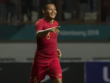 Gelandang Timnas Indonesia, Evan Dimas, merayakan gol yang dicetaknya ke gawang Mauritius pada laga uji coba di Stadion Wibawa Mukti, Jawa Barat, Selasa (11/9/2018). Indonesia menang 1-0 atas Mauritius. (Bola.com/Vitalis Yogi Trisna)
