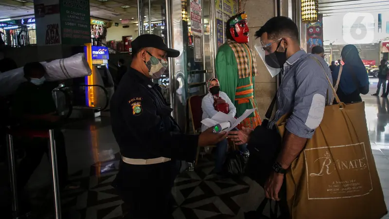 Masuk Tanah Abang Tunjukan Kartu Vaksin, Pedagang Keluhkan Sepi Pembeli